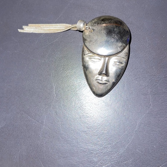 Silver tone fashion brooch with fun tassel - Picture 5 of 10